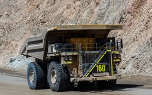 Camión de alto tonelaje se desliza en Los Ángeles cerca del aeródromo María Dolores